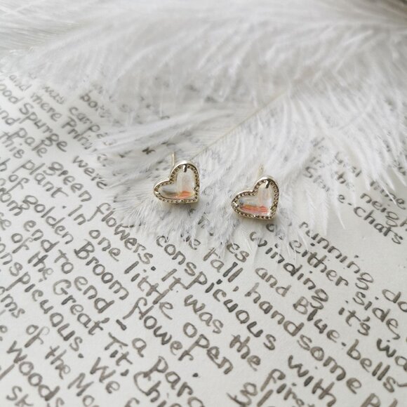 Kendra Scott Ari Heart Dichroic Glass Gold Stud Earrings - Picture 5 of 5